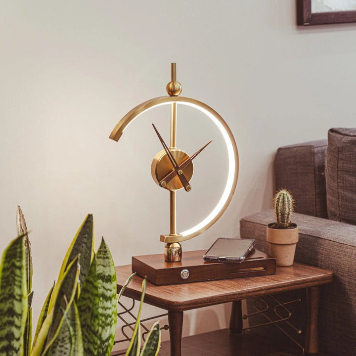 Lampe de table LED moderne avec horloge digitale et chargeur sans fil. Design épuré pour salon, chambre.