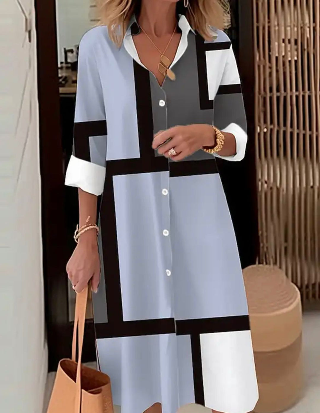 Robe fluide chic pour femme, motif géométrique moderne. Tenue décontractée ou bureau, mode été.