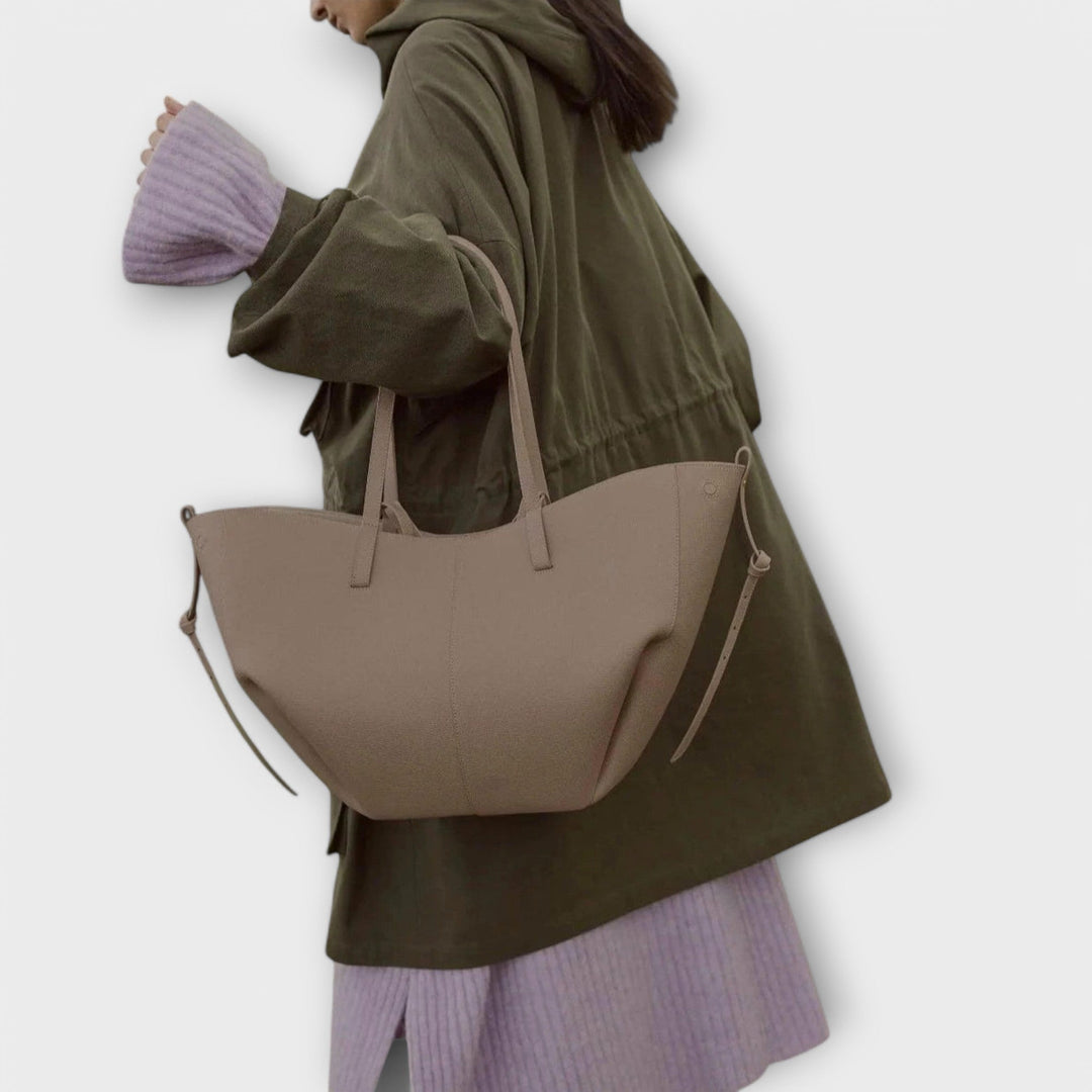 Intérieur spacieux et organisé d'un sac à main femme en simili cuir, parfait pour tout ranger.