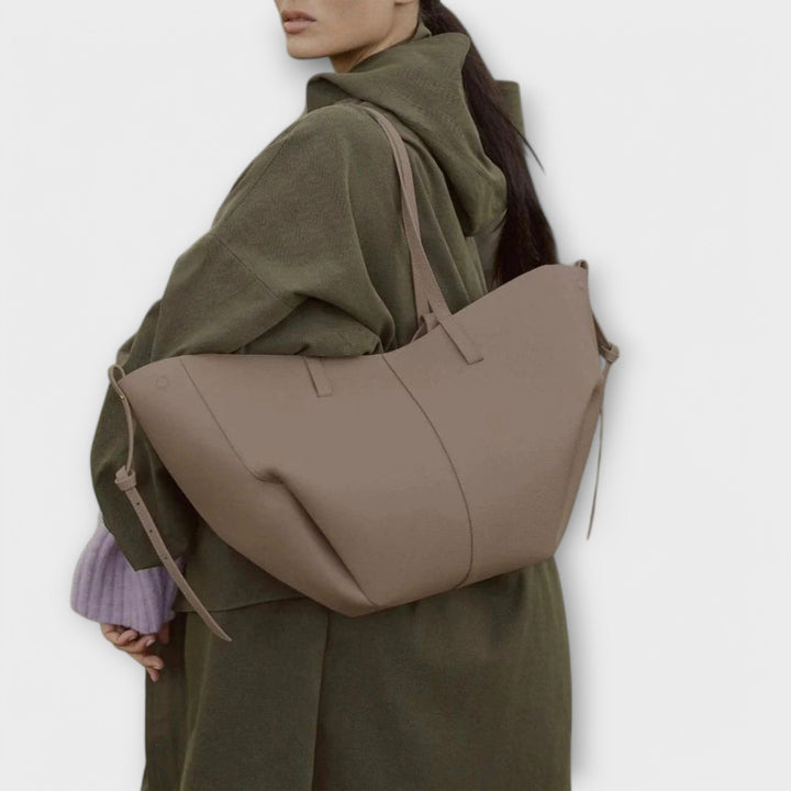 Vue détaillée du sac à main femme en cuir vegan, avec bandoulière et poignées robustes.