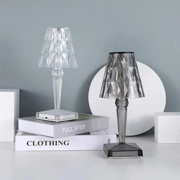 Luminaire de table LuxeIllume en céramique et tissu, style élégant et moderne, lumière d'ambiance réglable.