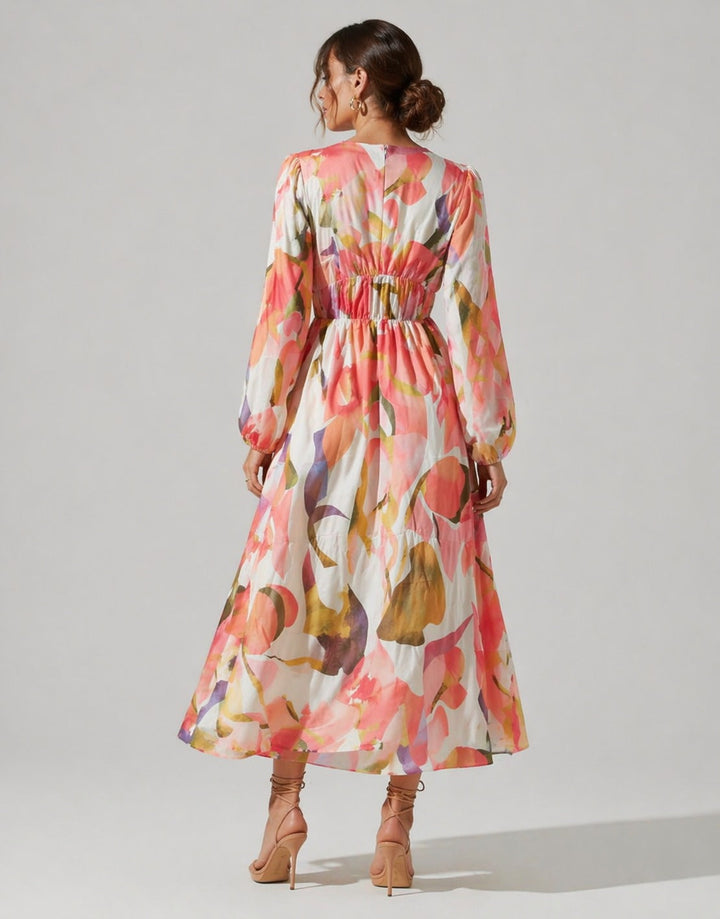 Mode féminine: robe fleurie confortable et élégante. Parfaite pour le printemps, style décontracté chic, tenue polyvalente.