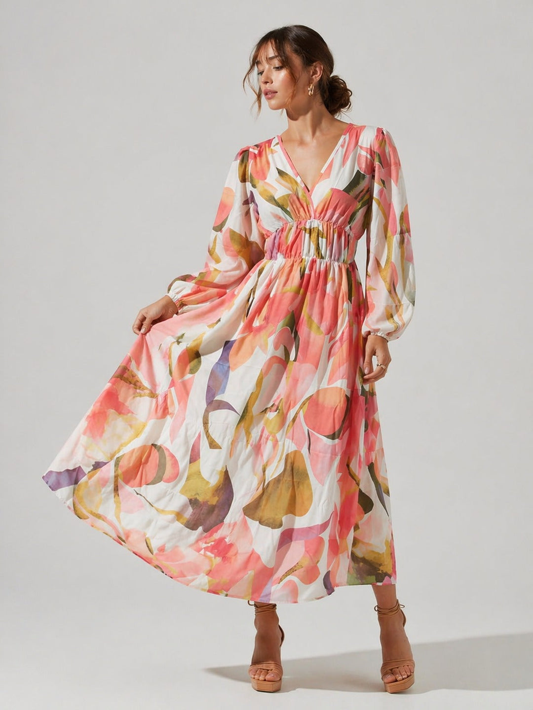 Robe fleurie élégante pour femme, idéale printemps/été. Motifs floraux colorés, style chic et confortable pour occasion spéciale.