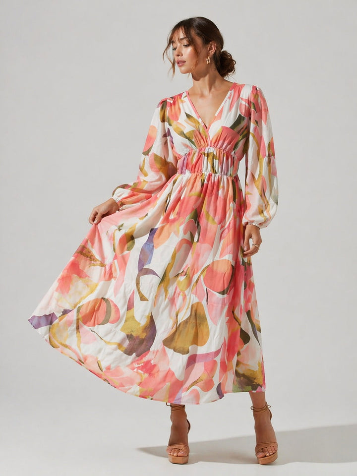 Robe fleurie élégante pour femme, idéale printemps/été. Motifs floraux colorés, style chic et confortable pour occasion spéciale.