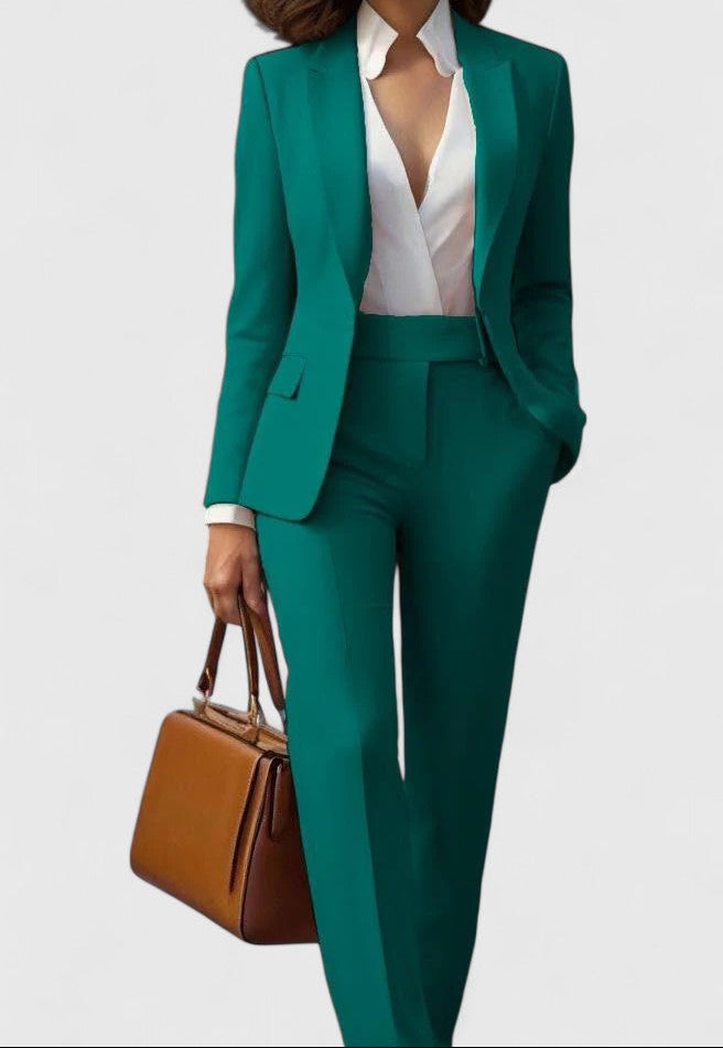 Style intemporel avec le costume femme Eleonor, un classique de la mode professionnelle.