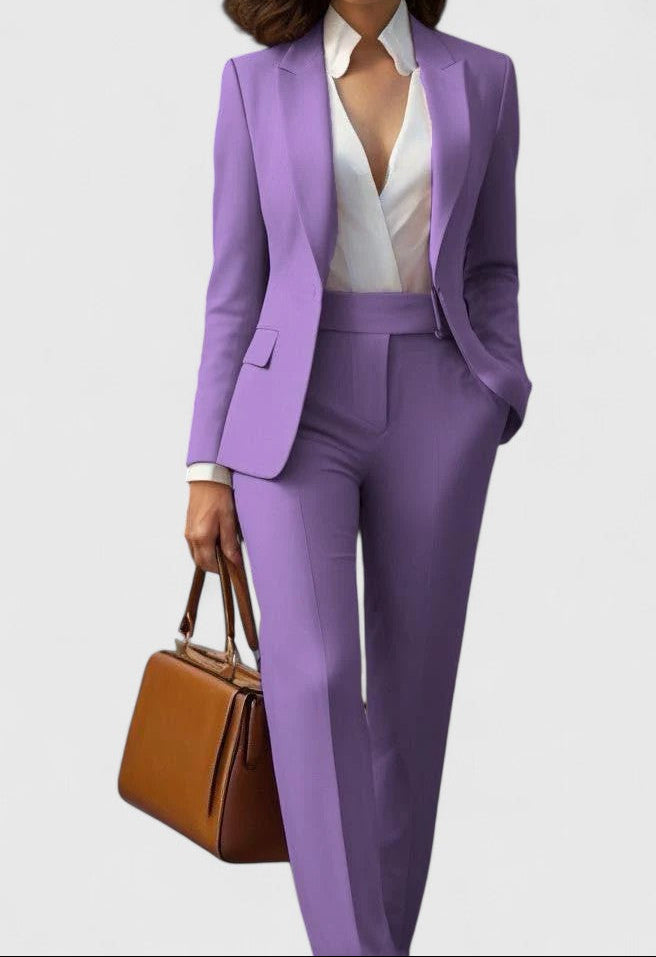 Ensemble blazer pantalon Eleonor, conçu pour le confort et un look professionnel distingué.