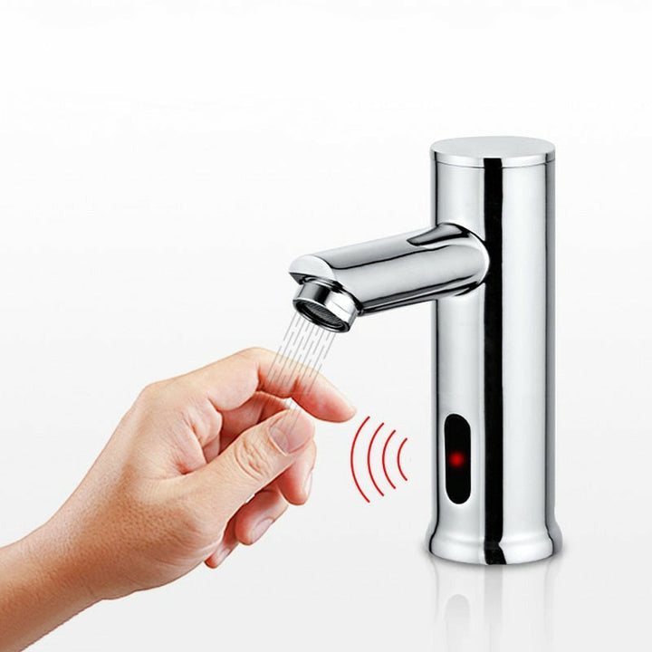 Robinet design pour lavabo, avec fonction automatique pour une hygiène mains irréprochable.