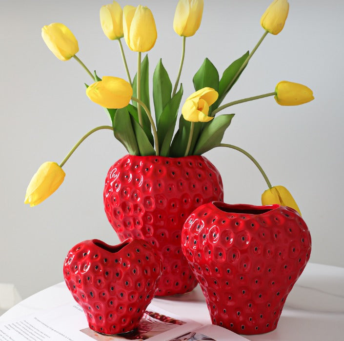 Vase céramique artistique fraise. Objet décoratif original qui apporte une touche joyeuse à votre maison.
