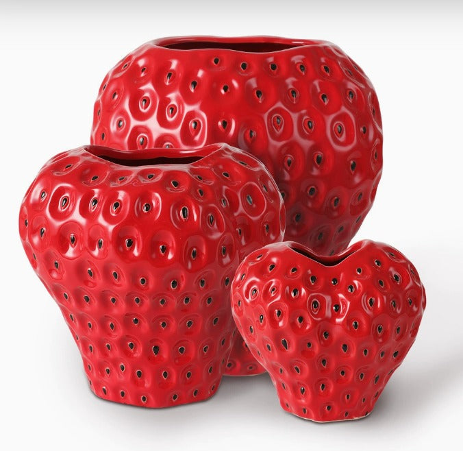 Ce vase en céramique fraise est parfait comme pot de fleurs ou objet décoratif pour votre maison moderne.