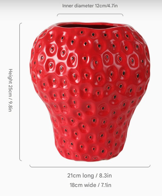 Vase décoratif en céramique fraise. Apporte une touche de fraîcheur et d'originalité à votre intérieur.
