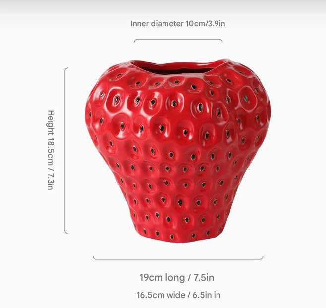 Mettez en valeur vos fleurs avec ce vase décoratif en céramique fraise. Un objet original pour la maison.