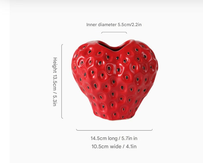Apportez de la couleur et de la joie avec ce vase décoratif en céramique rouge fraise pour votre intérieur.