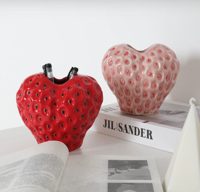 Charme unique avec ce vase décoratif fraise en céramique. Parfait pour une décoration intérieure gaie.