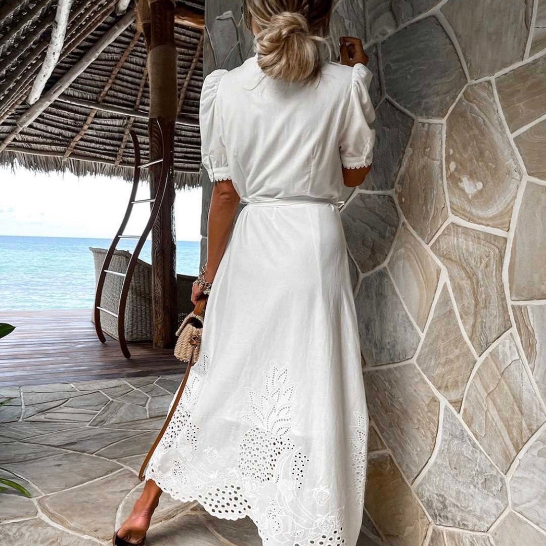 Robe maxi femme en coton brodé, légère et romantique, parfaite pour les vacances et la plage.