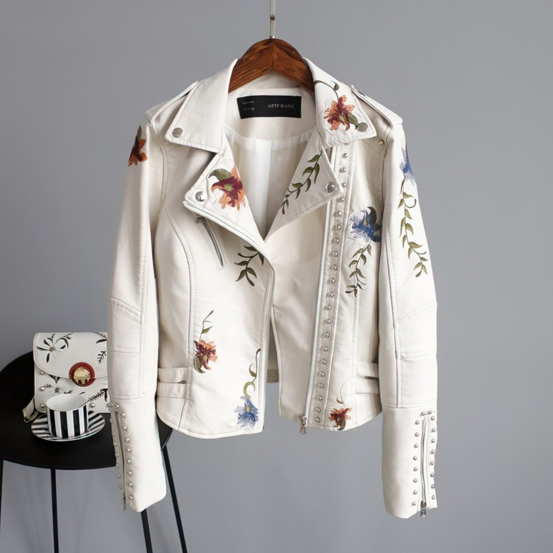 Veste femme élégante noire, design moderne et polyvalent. Idéale pour un look chic et tendance en toute saison.