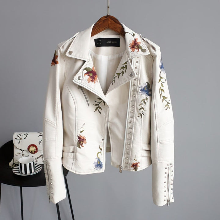 Veste femme élégante noire, design moderne et polyvalent. Idéale pour un look chic et tendance en toute saison.