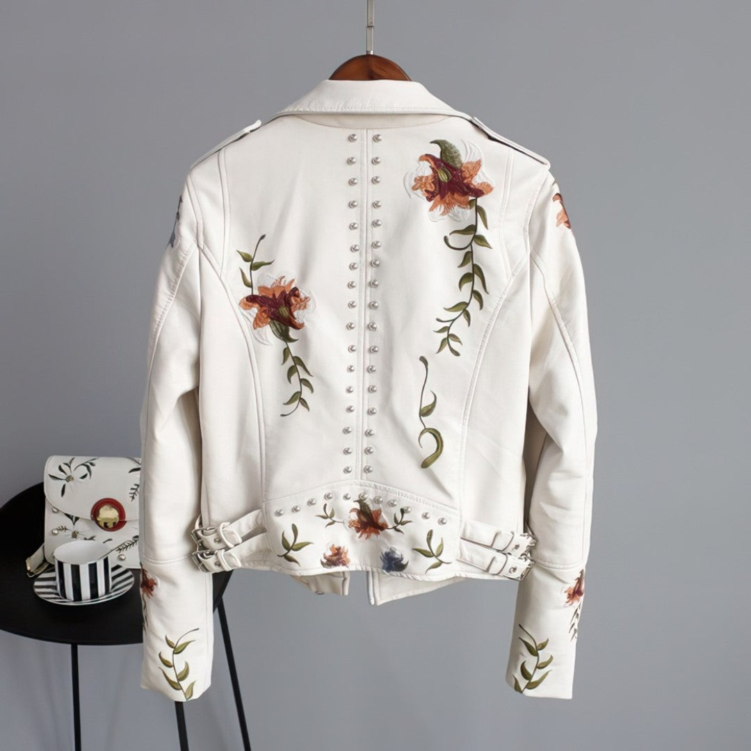 Veste femme chic et tendance, disponible en noir ou blanc. Style élégant pour mode féminine moderne et intemporelle.