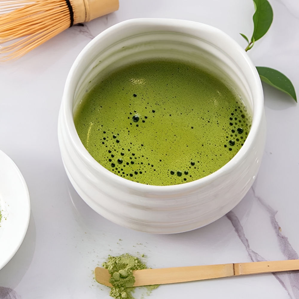 Ustensiles thé matcha japonais: bol, fouet bambou, support, passoire. Préparez votre thé vert avec style.