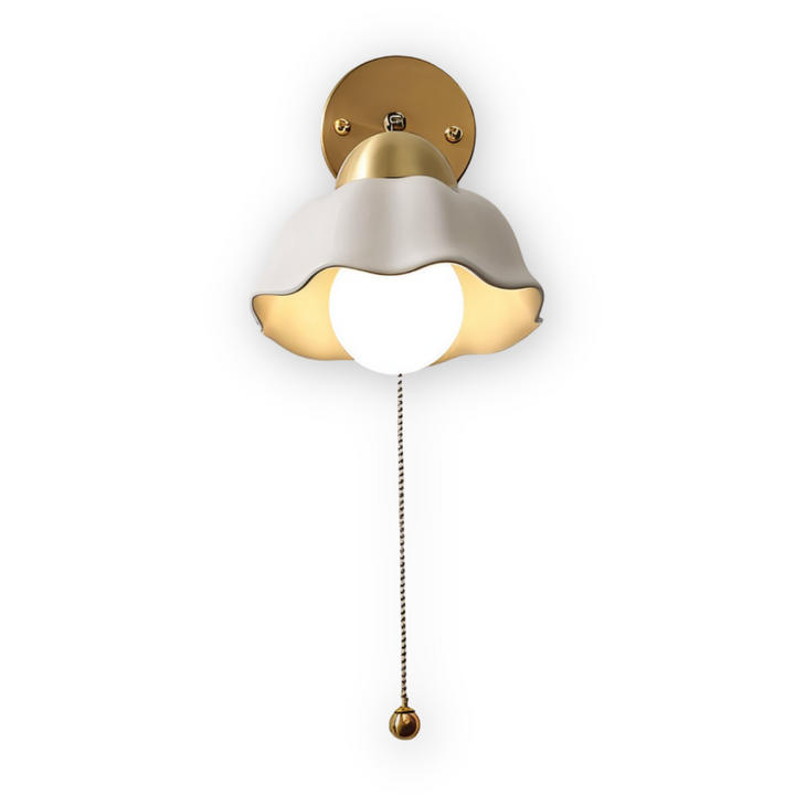 Applique murale Florielle, lampe fleur blanche et or, design floral élégant pour chambre.
