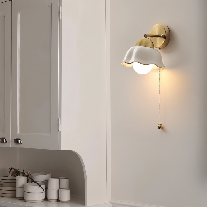 Lampe murale fleur blanche et or, style français romantique, idéale pour salon ou chambre élégante.