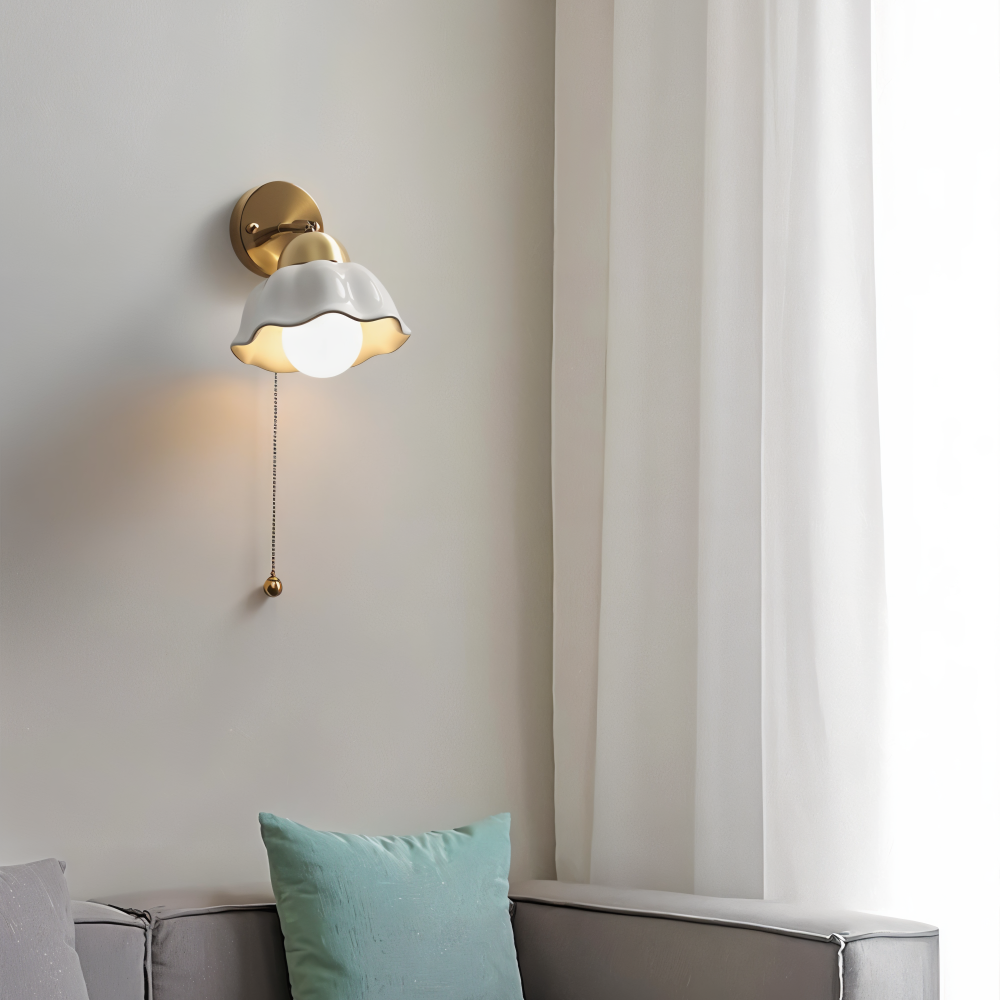Applique Florielle, lampe murale or et blanc, forme de fleur pour une décoration murale élégante.