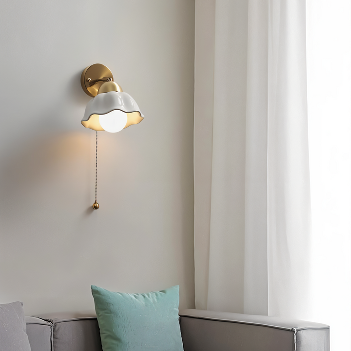 Applique Florielle, lampe murale or et blanc, forme de fleur pour une décoration murale élégante.