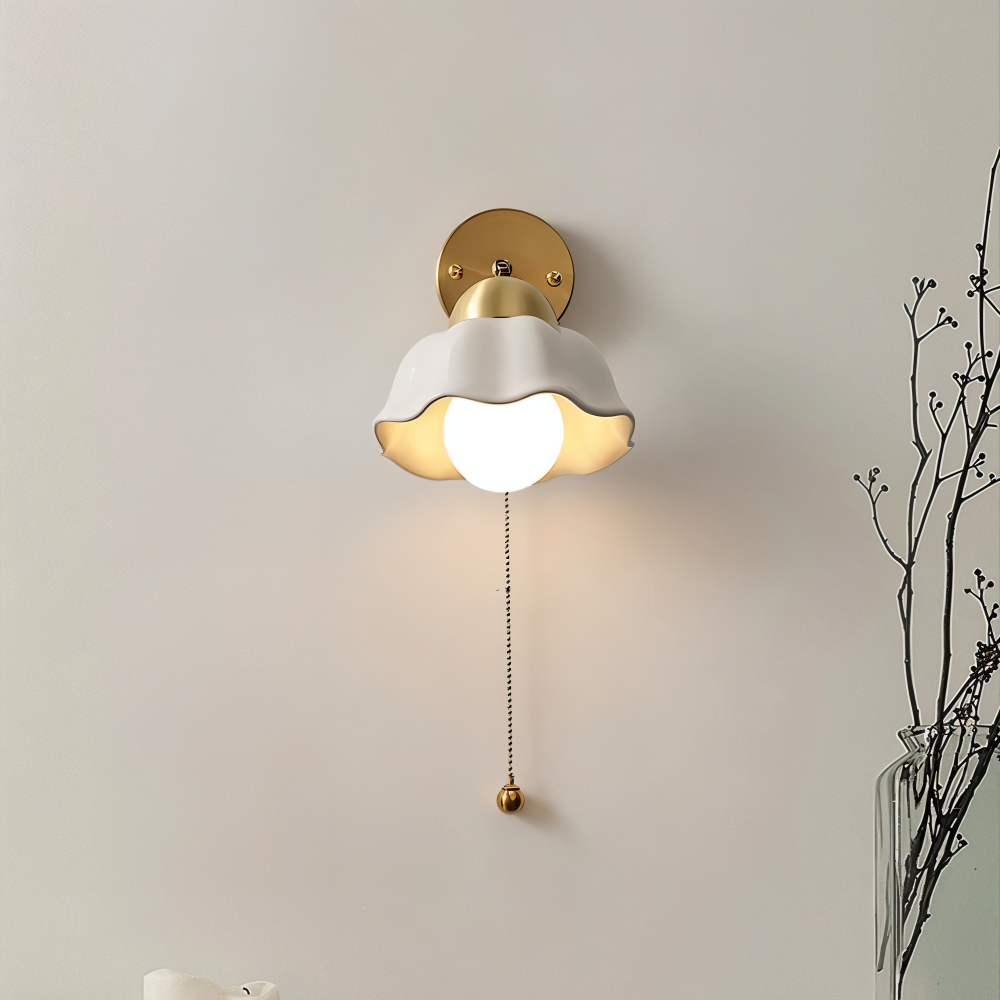 Lampe murale Florielle à motifs floraux, couleur blanc/or, luminaire élégant pour éclairage intérieur.
