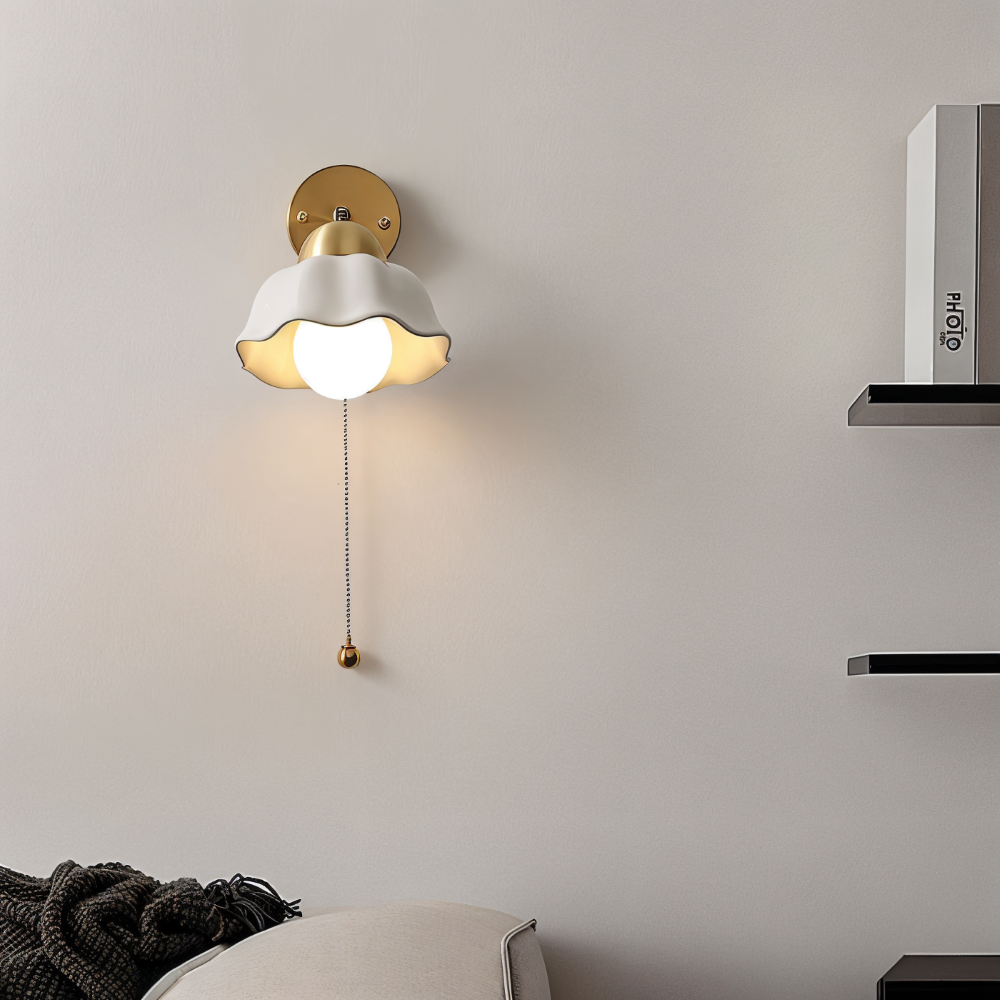 Applique murale élégante Florielle, lampe fleur blanche et or, design chic pour intérieur moderne.