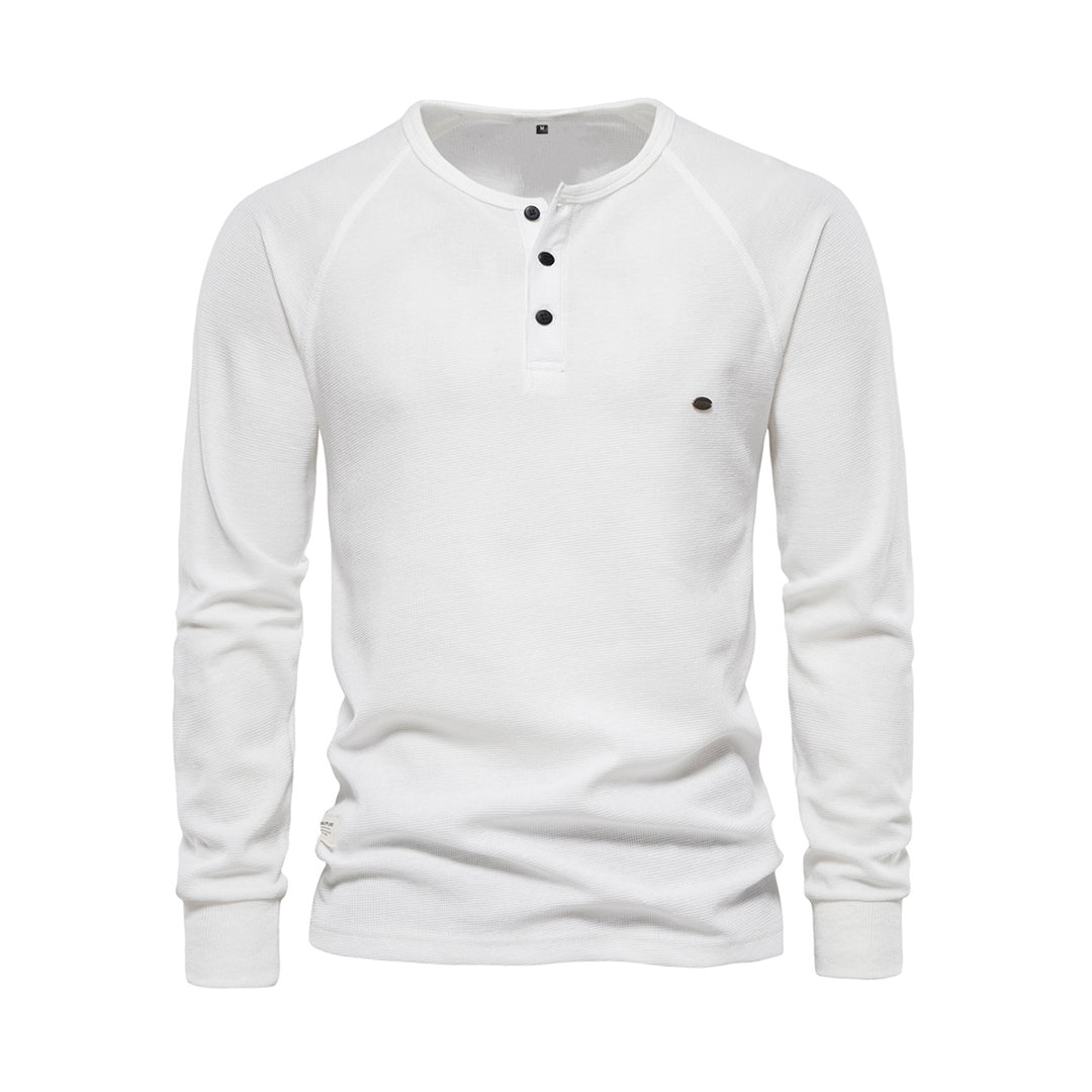 T-shirt Henley homme gris, manches longues, col avec boutons. Un basique confortable et polyvalent pour la mode masculine.