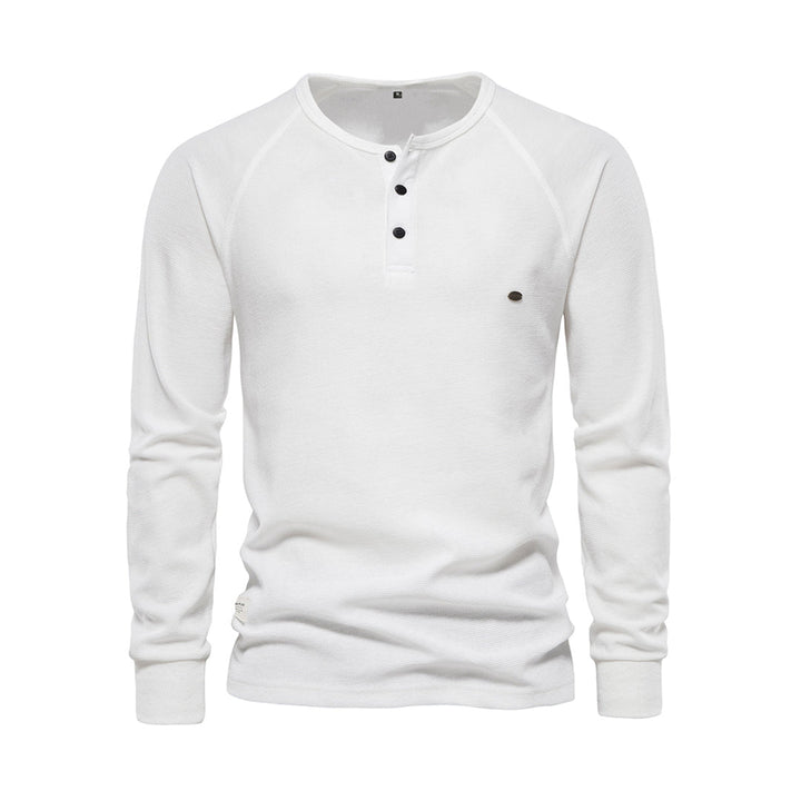 T-shirt Henley homme gris, manches longues, col avec boutons. Un basique confortable et polyvalent pour la mode masculine.