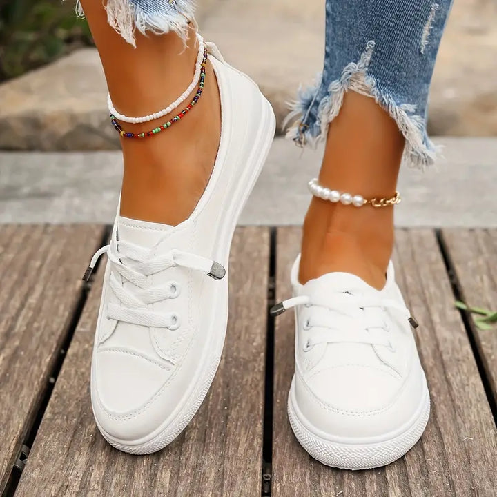 Baskets basses femme blanches, parfaites pour l'été. Ces chaussures allient confort, légèreté et style décontracté chic.