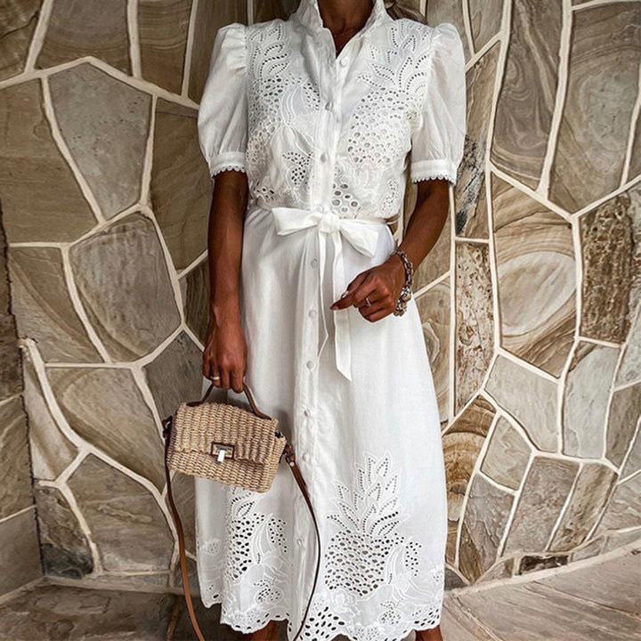 Magnifique robe maxi brodée bleu ciel pour femme, en coton, idéale pour l'élégance estivale.