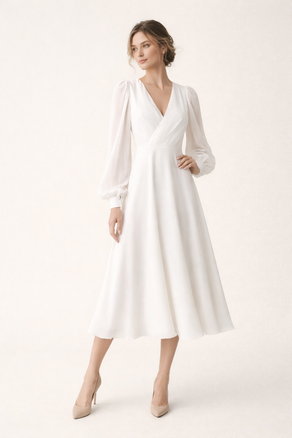 Robe midi blanche femme Elsa, col V et manches longues, élégante pour cérémonie, mariage ou soirée.