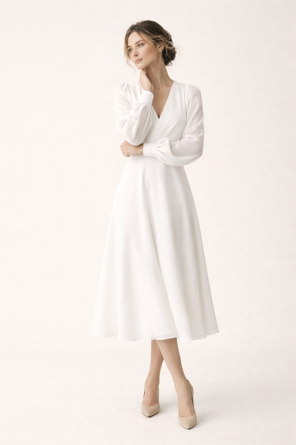 Robe midi élégante femme blanche, col V plongeant et manches longues. Style chic confortable pour fêtes.