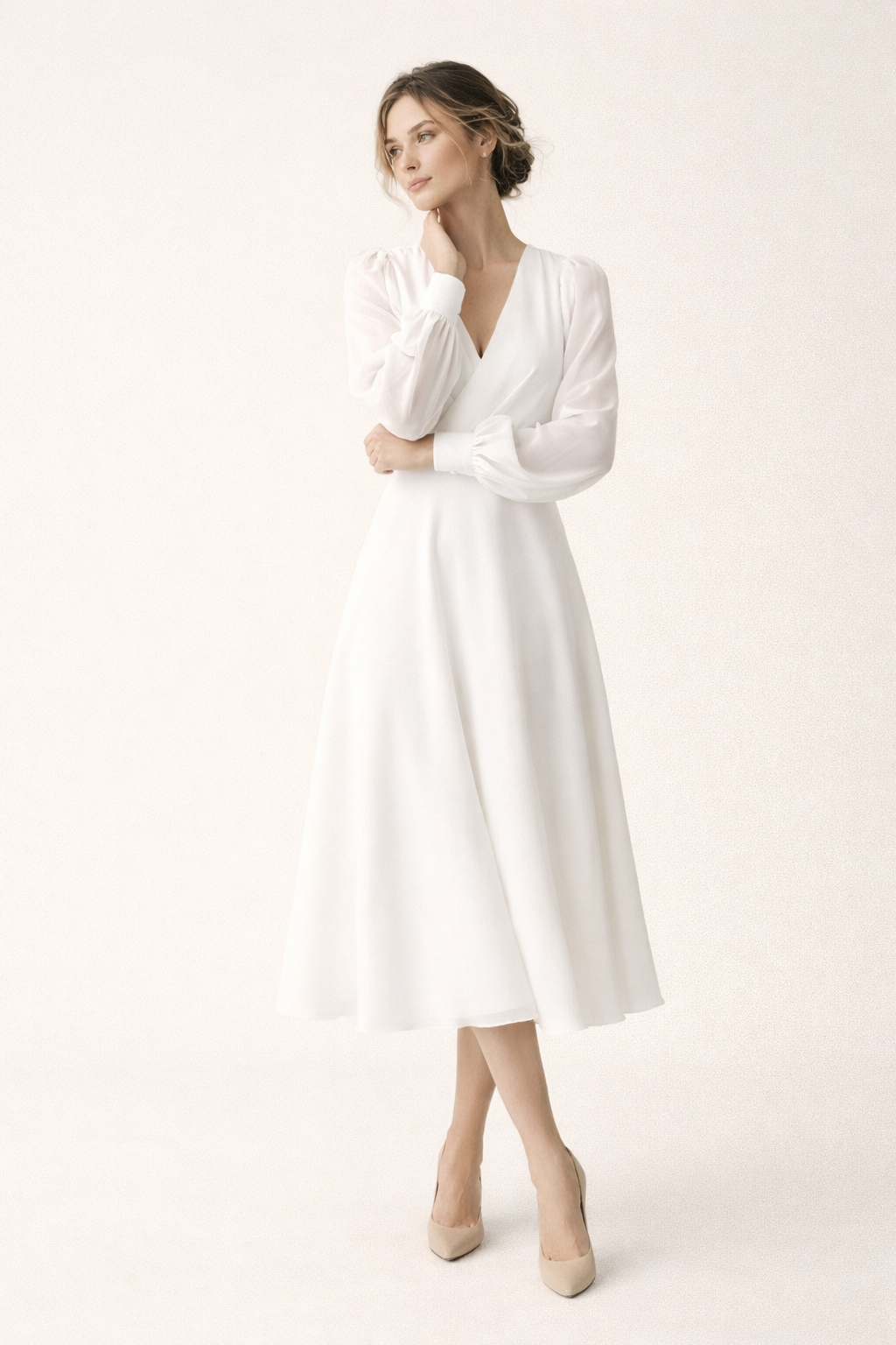 Robe midi élégante femme blanche, col V plongeant et manches longues. Style chic confortable pour fêtes.