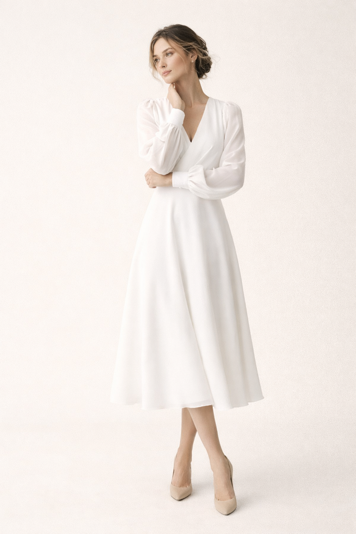 Robe midi élégante femme blanche, col V plongeant et manches longues. Style chic confortable pour fêtes.