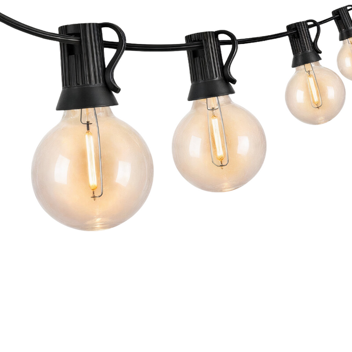 Décoration lumineuse LED de jardin. Guirlande étanche, crée une ambiance chaleureuse et élégante en extérieur.