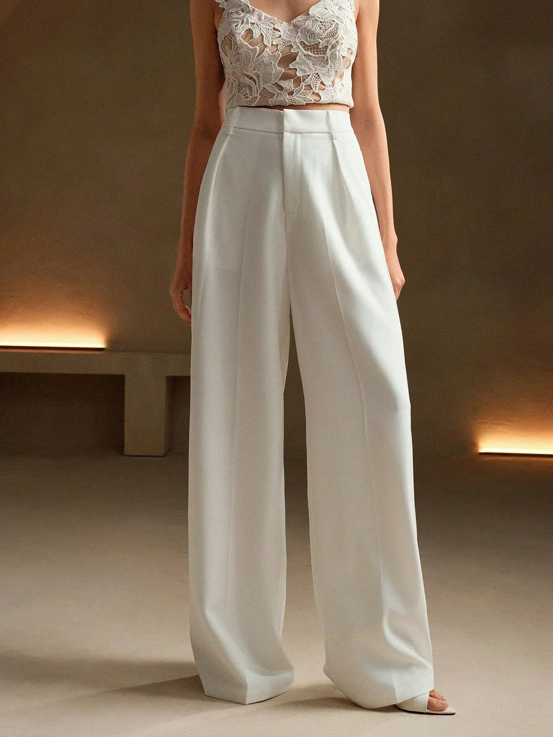 Pantalon femme professionnel taille haute, jambes larges plissées, idéal pour bureau élégant.