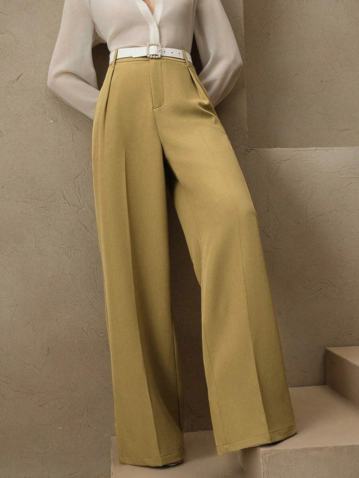 Taille haute pour ce pantalon femme plissé à jambes larges, offrant confort et look professionnel chic.