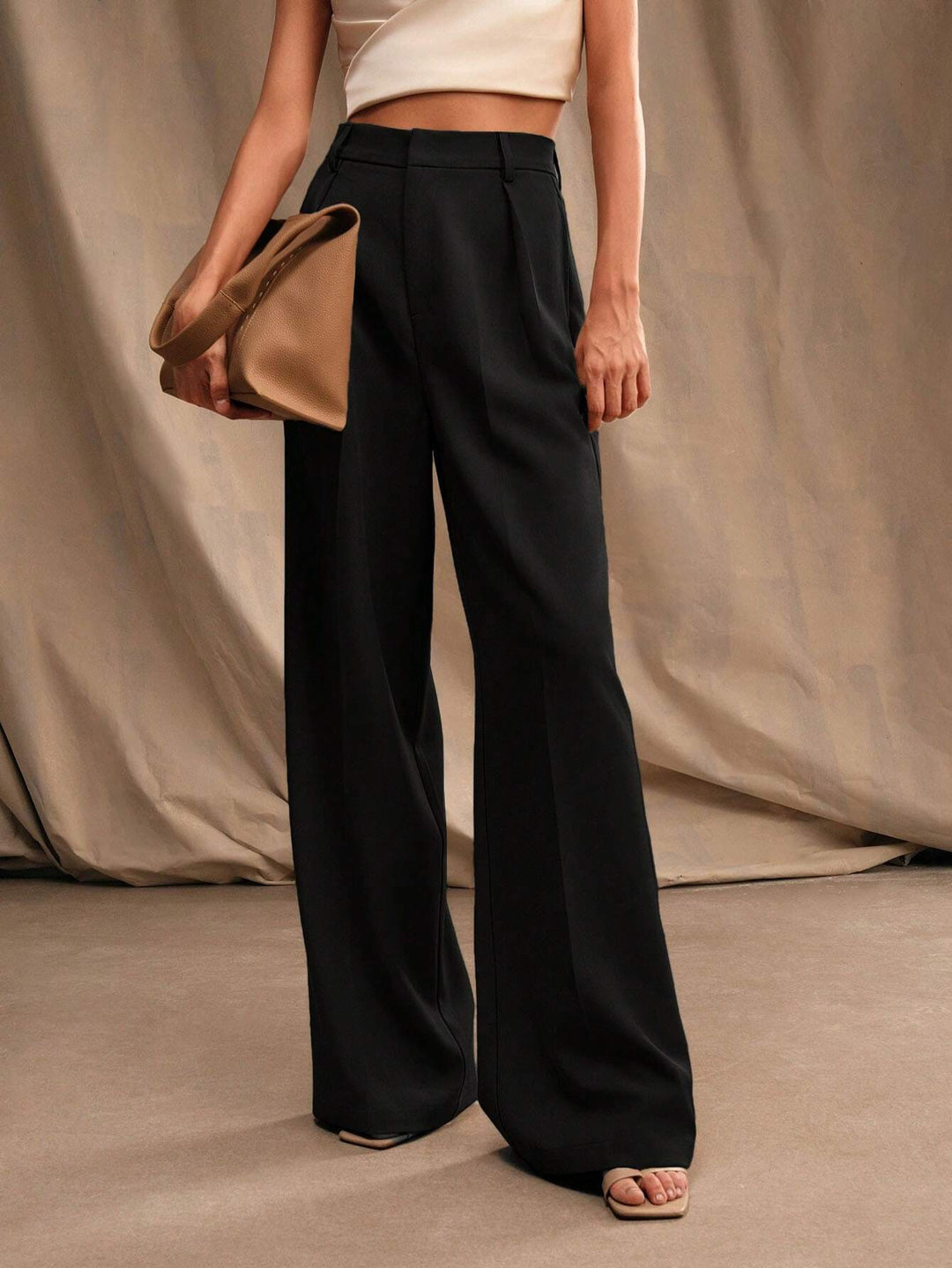 Pantalon femme taille haute plissé, jambes larges, élégant pour bureau ou look chic.