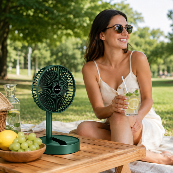 Personne utilisant le ventilateur portable au bureau pour une concentration maximale et fraîche.