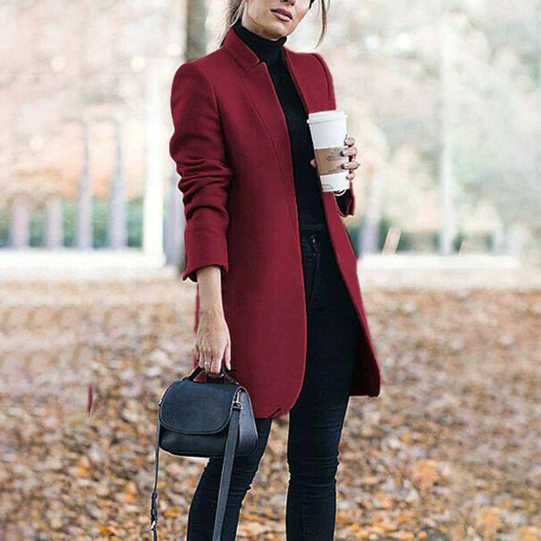 Le blazer femme long Aurore, style élégant et chic. Veste moderne, parfaite pour mode bureau ou look décontracté tendance.