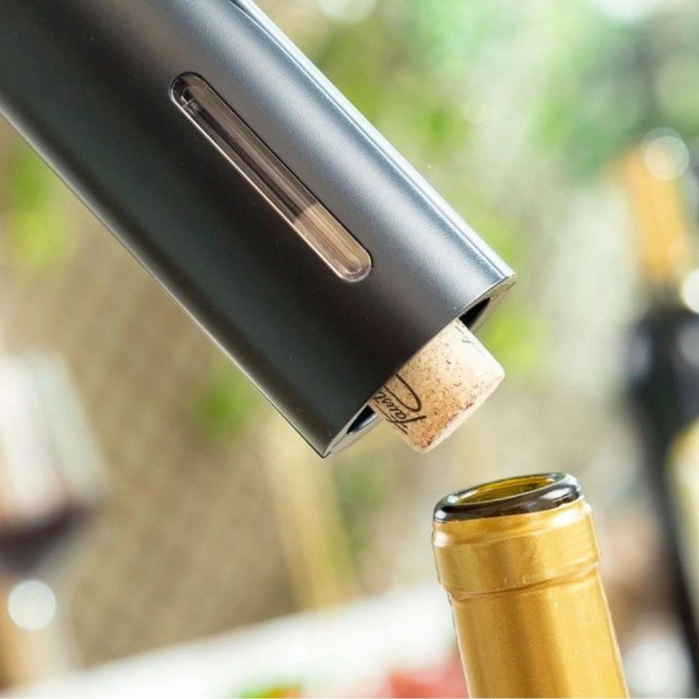 Facilitez l'ouverture du vin avec l'ouvre-bouteille électrique WineSavvy et ses accessoires.