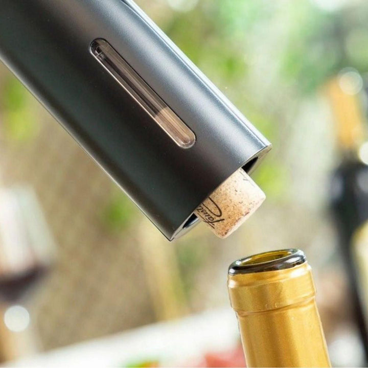 Facilitez l'ouverture du vin avec l'ouvre-bouteille électrique WineSavvy et ses accessoires.
