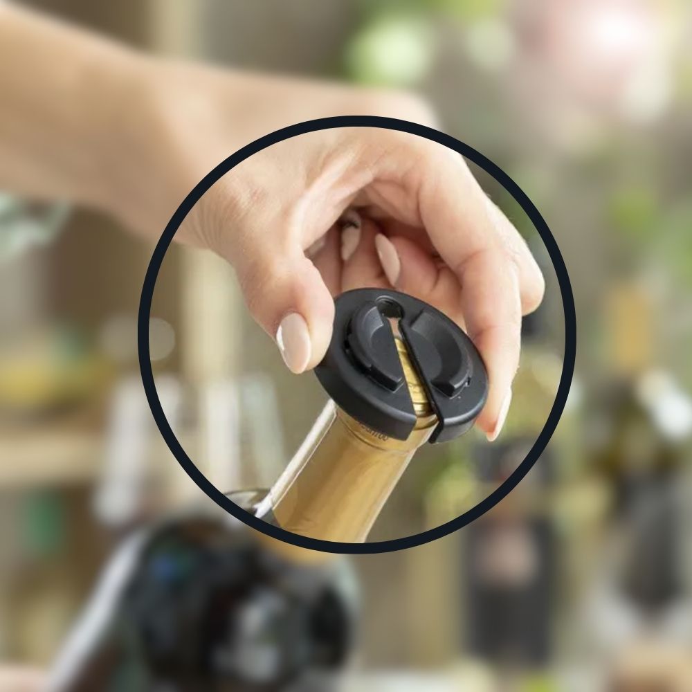 Cadeau parfait pour amateur de vin : ouvre-bouteille électrique WineSavvy avec accessoires.