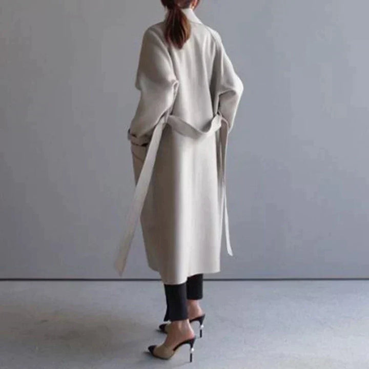 Manteau long femme Isabelle, un essentiel chic pour un look hivernal mode et élégant.