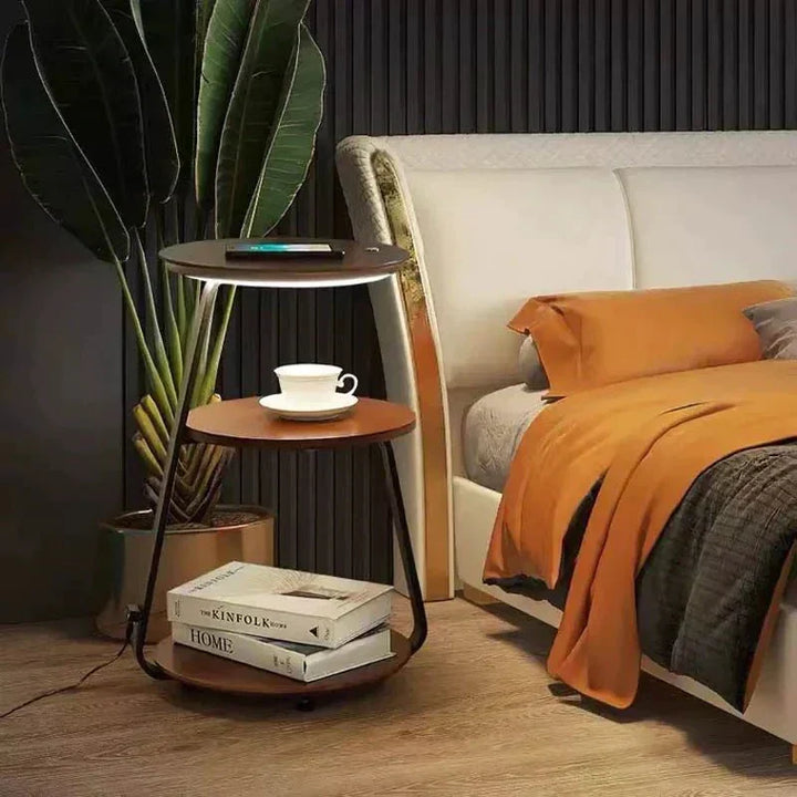 Vue rapprochée table d'appoint moderne, finition pierre détaillée et cadre en acier noir mat.
