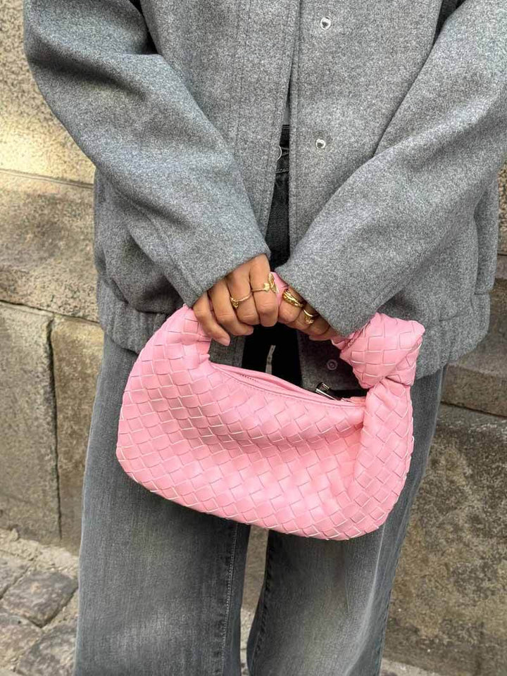 Mini sac femme tressé, texture riche. Design élégant et compact, accessoire mode polyvalent.