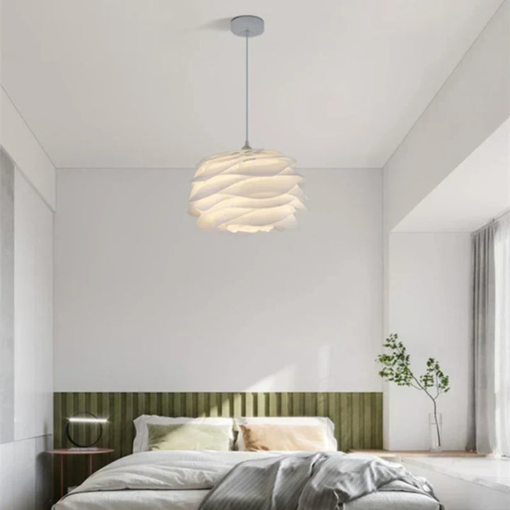 Lumière LED décorative: lustre de plafond en verre au design artistique pour intérieur.