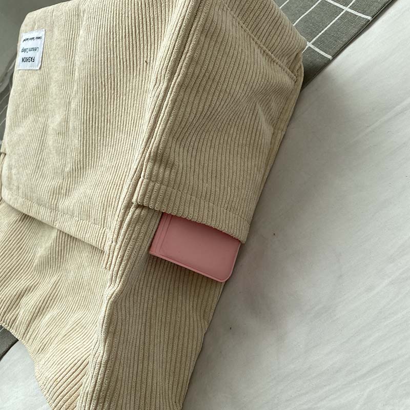 Sac urbain femme en velours côtelé noir, bandoulière ajustable, style chic et grande capacité.